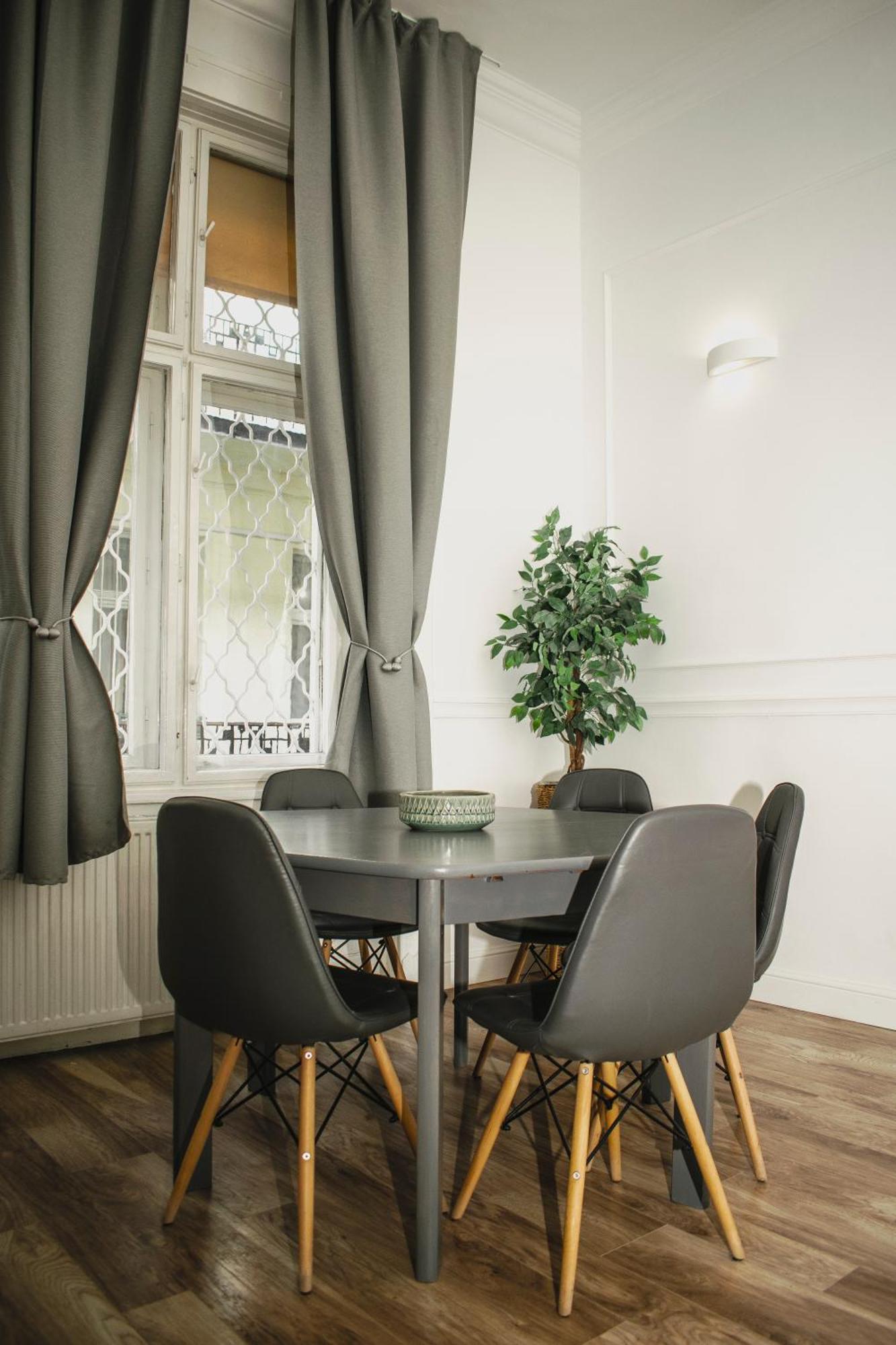 3 Room Apartment In The Beautiful Street Budapest Exteriör bild