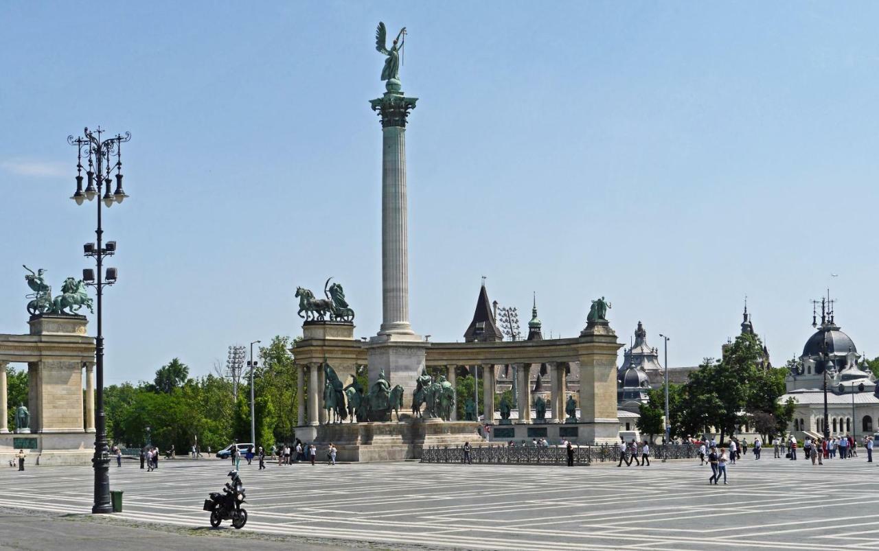3 Room Apartment In The Beautiful Street Budapest Exteriör bild