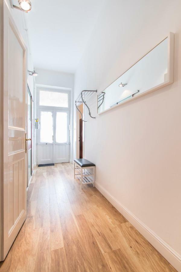 3 Room Apartment In The Beautiful Street Budapest Exteriör bild